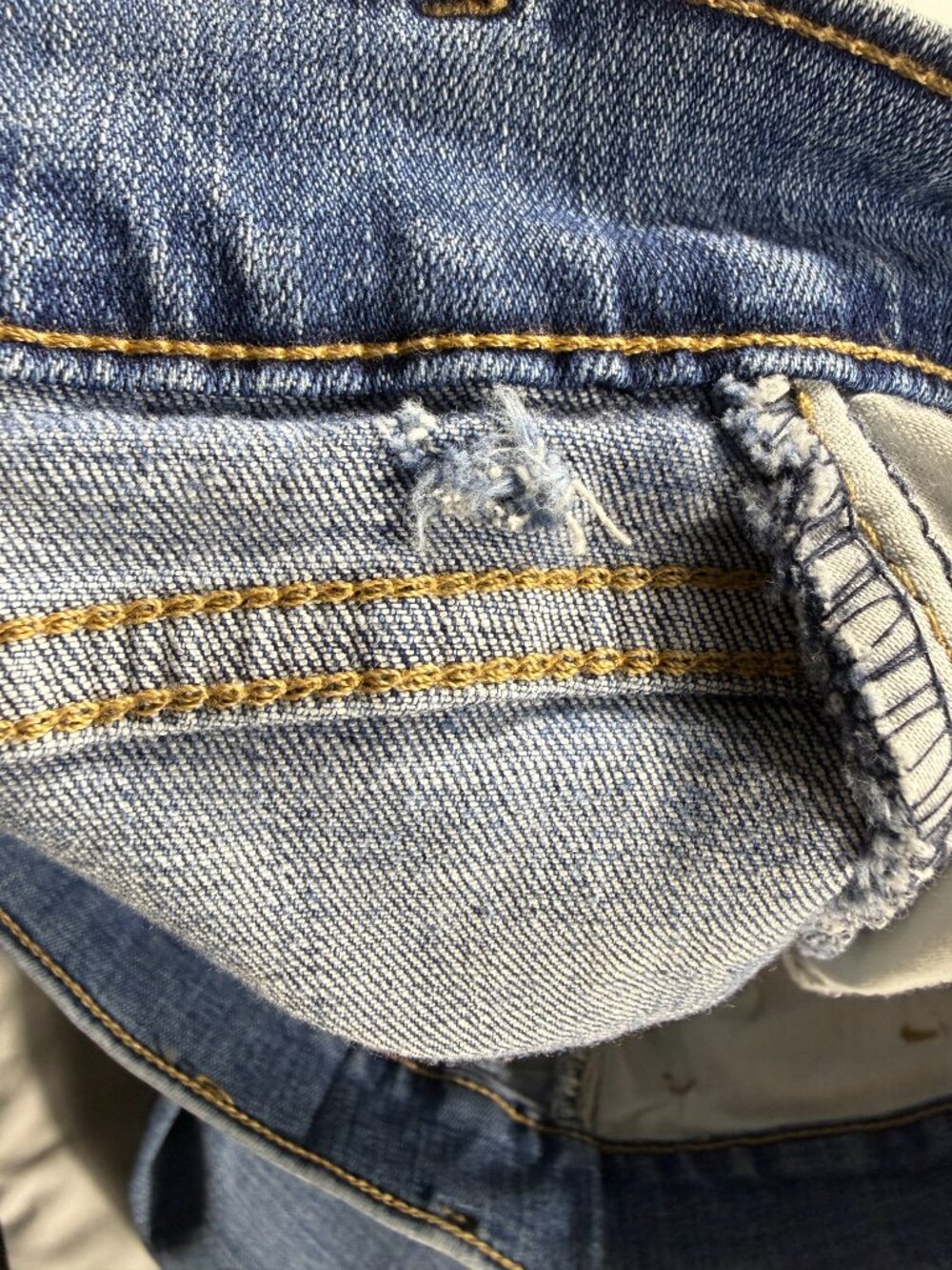 Levi's Women's Classic Crop Denim Jeans - Size 31 - Picture 10 of 10